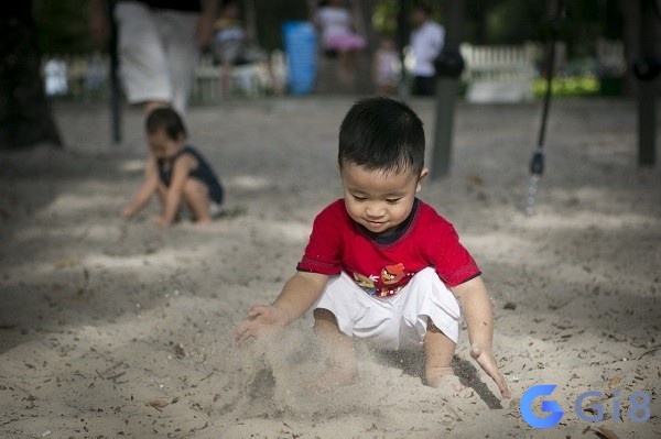 Nằm mơ thấy trẻ con nghịch cát cho thấy bạn đang muốn trở về tuổi thơ