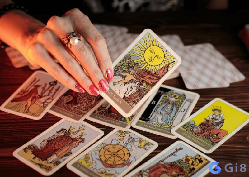 Mơ thấy bói với bài tarot ám chỉ rằng bạn đang muốn hiểu hơn về mình